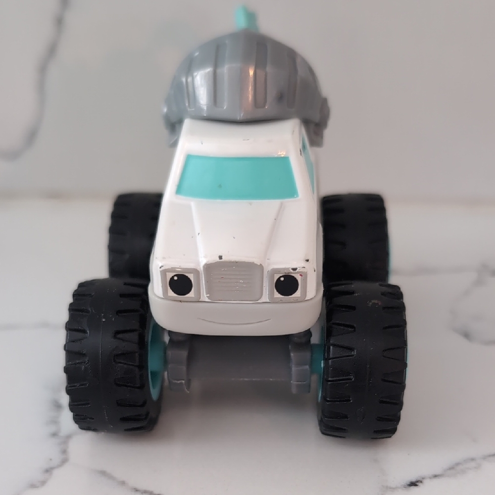 Blaze And The Monster Machines Knight Truck 1:64 Scale